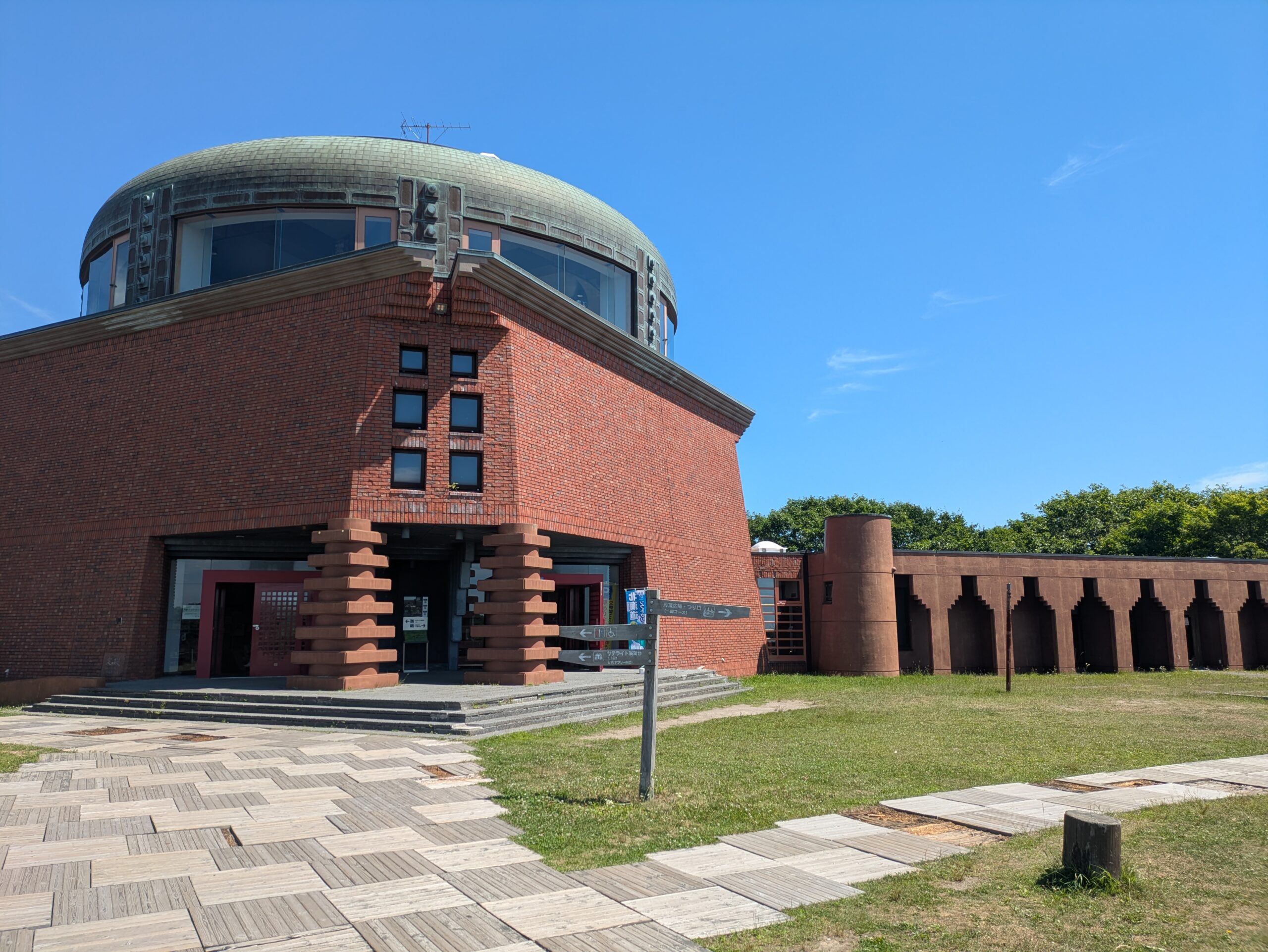 釧路市湿原展望台の全景と広場、レンガ造りの外観が印象的