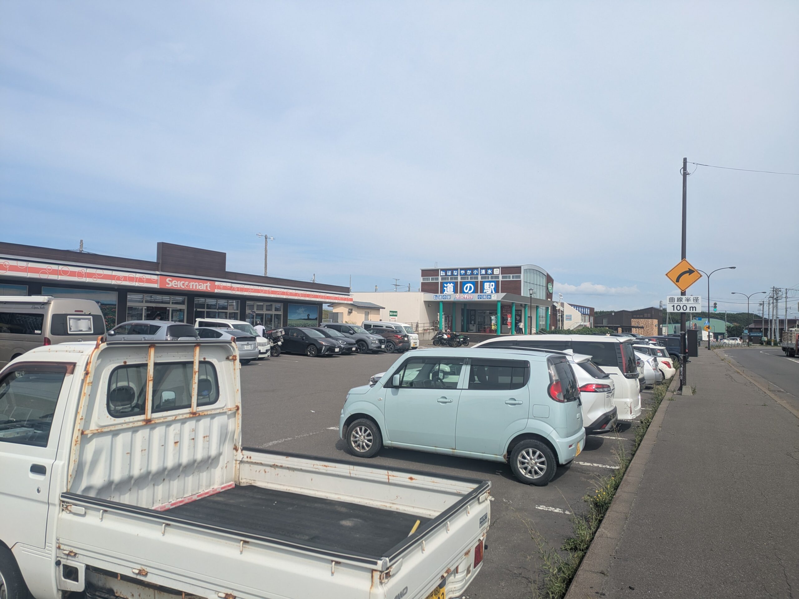 道の駅はなやか小清水 外観 道の駅はなやか小清水の外観と駐車場