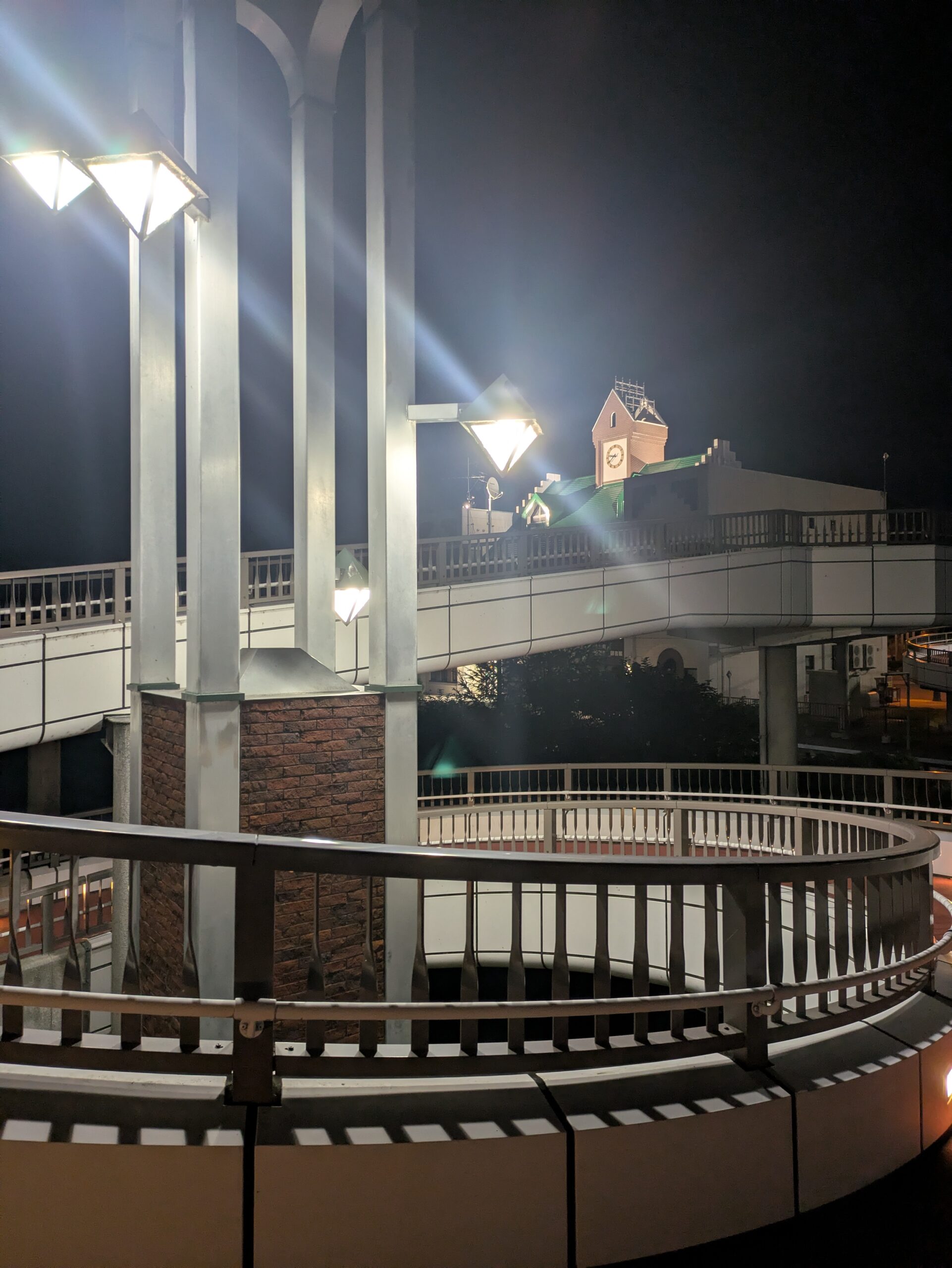 JR女満別駅の夜景と螺旋歩道橋
