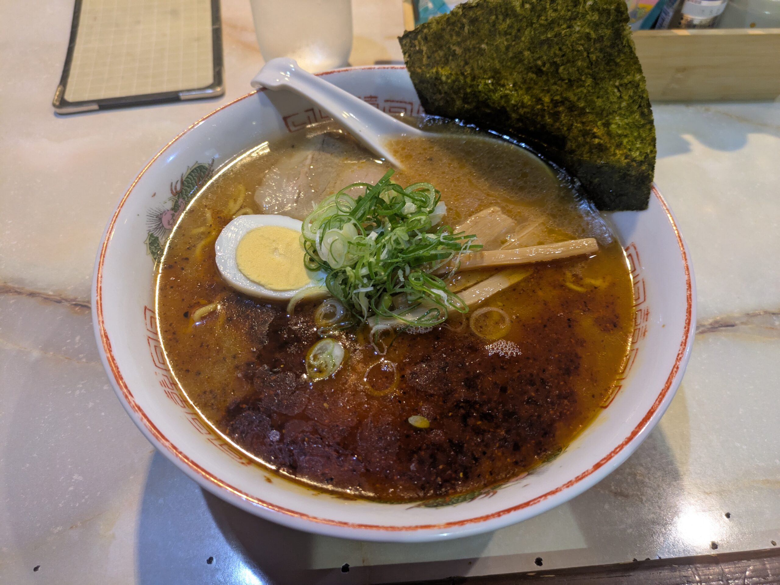 來々華(ここは)の旨辛赤マー油ラーメン(醤油) 來々華(ここは)の自家製旨辛赤マー油ラーメン(醤油味)