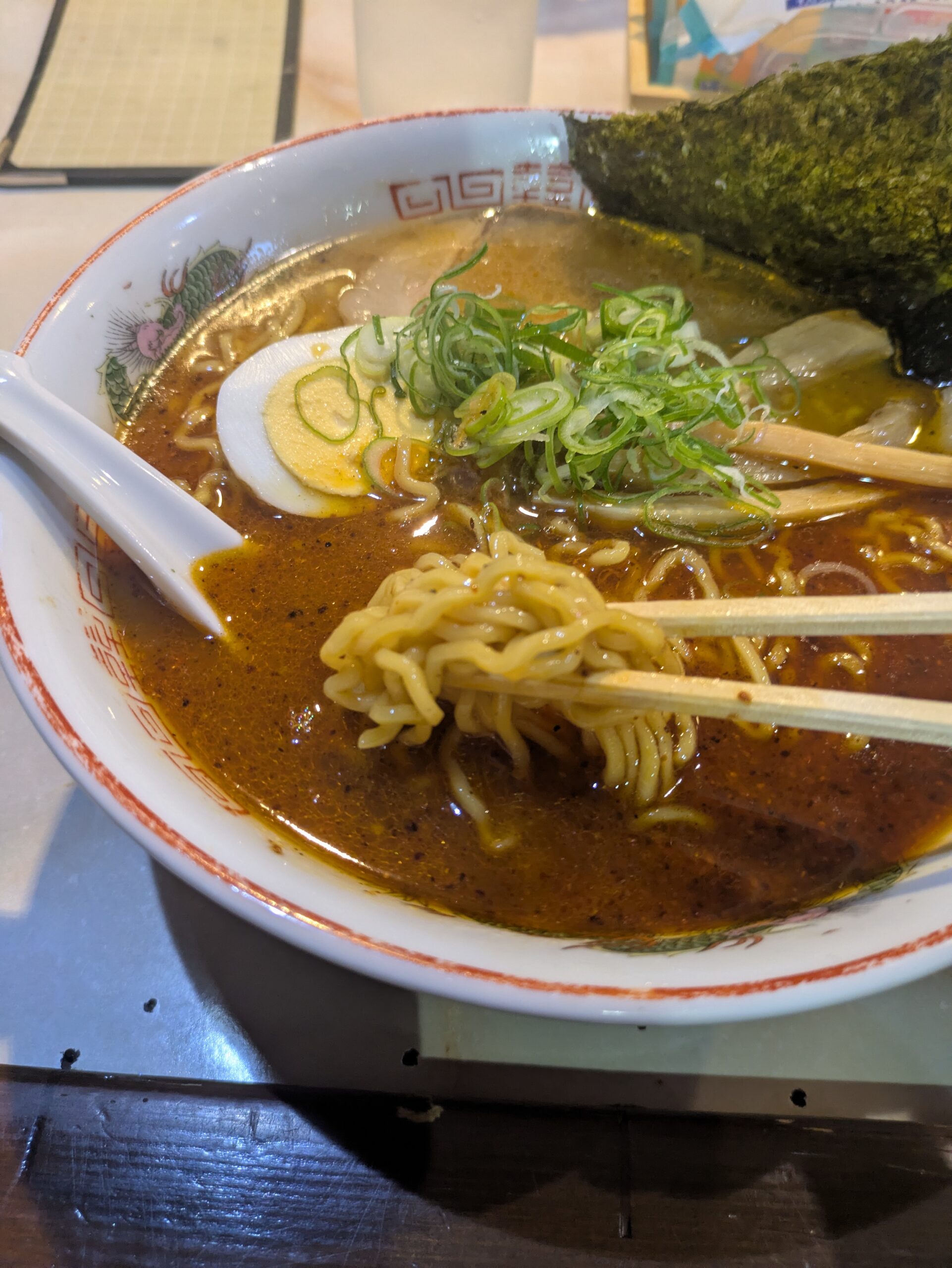 旨辛赤マー油ラーメンの麺 旨辛赤マー油ラーメンの中太ちぢれ麺
