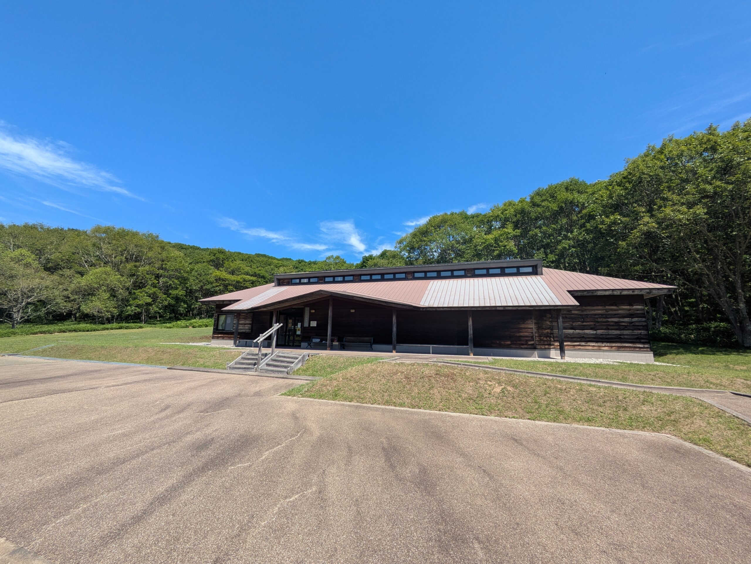 北斗遺跡展示館|森と空に抱かれるような静かな佇まい 北斗遺跡展示館の外観。緑に囲まれた静かな展示館です。