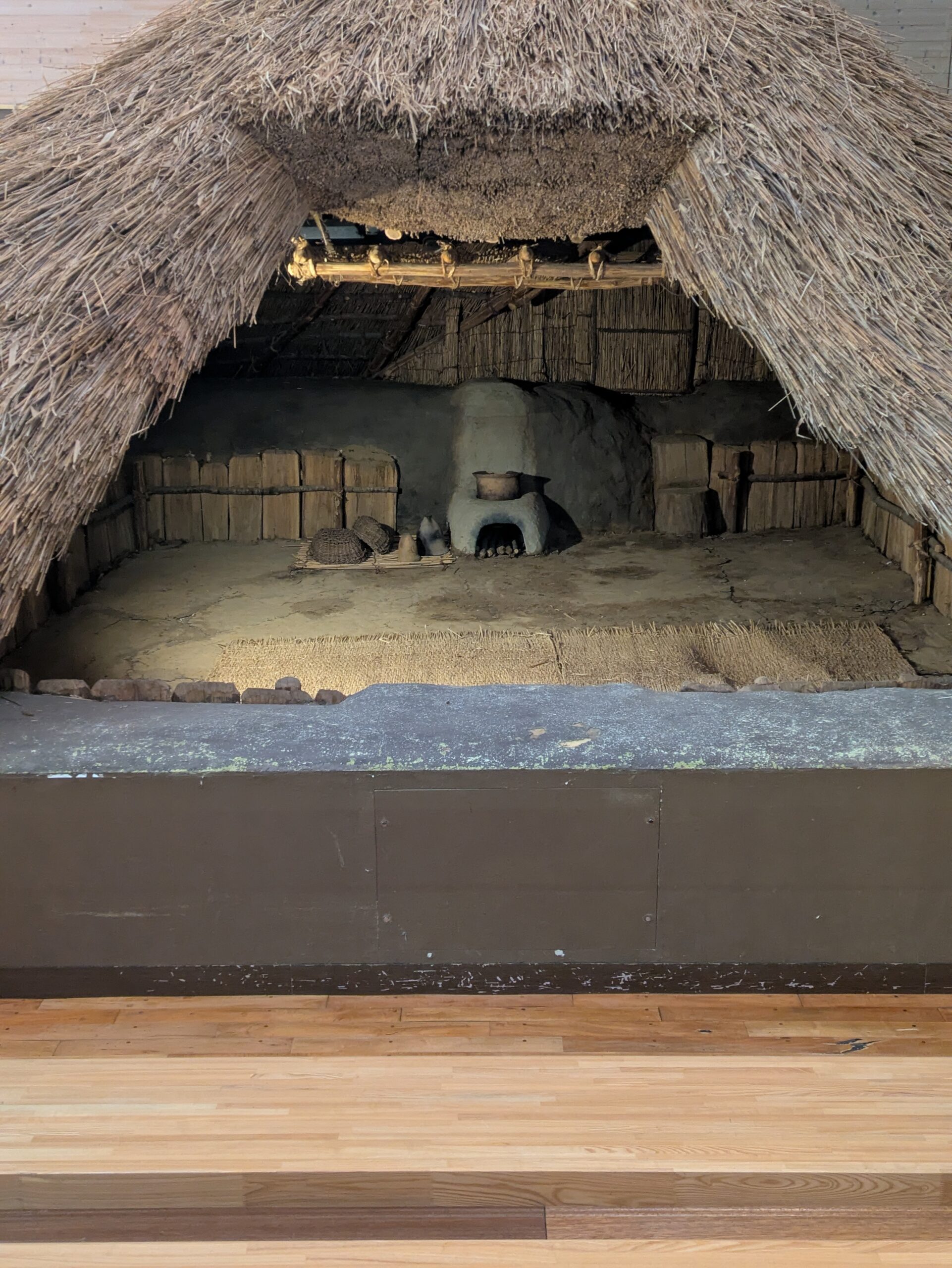 暮らしの中心|かまどのある空間 復元された住居内部のかまど部分の様子。
