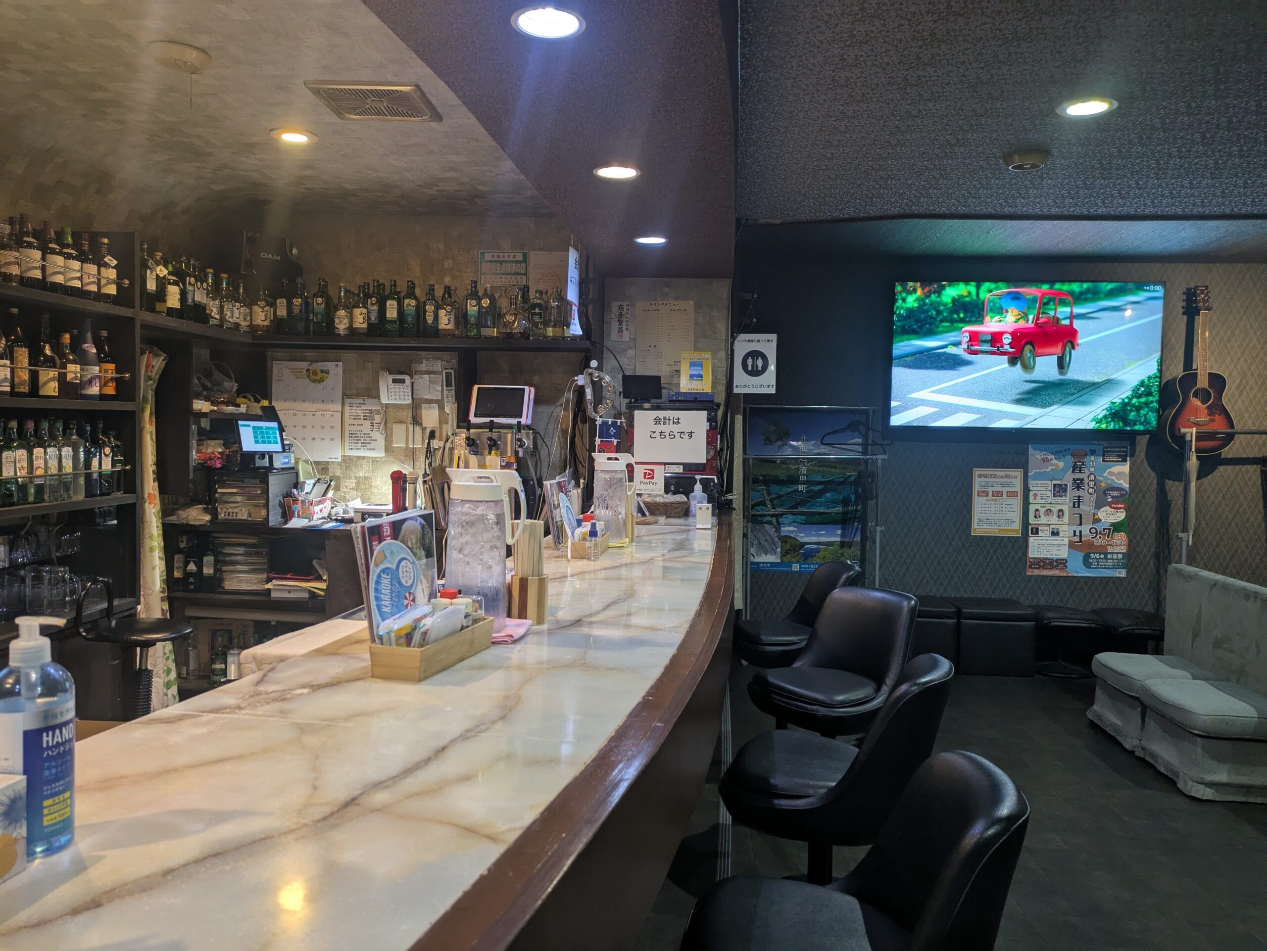 ラーメン店 來々華(ここは)店内 ラーメン店 來々華(ここは)の店内カウンター
