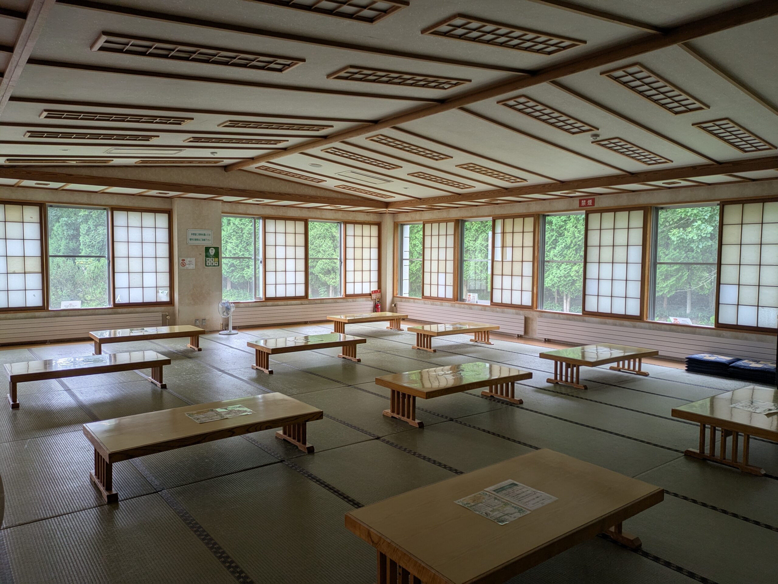 山花温泉リフレの休憩室。畳敷きの広々空間